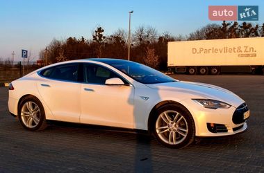 Лифтбек Tesla Model S 2015 в Радивилове