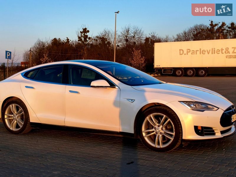 Лифтбек Tesla Model S 2015 в Радивилове