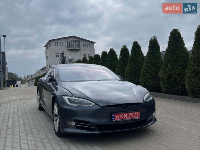 Лифтбек Tesla Model S 2017 в Львове