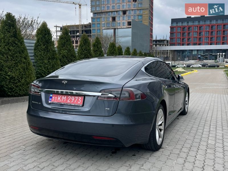 Лифтбек Tesla Model S 2017 в Львове