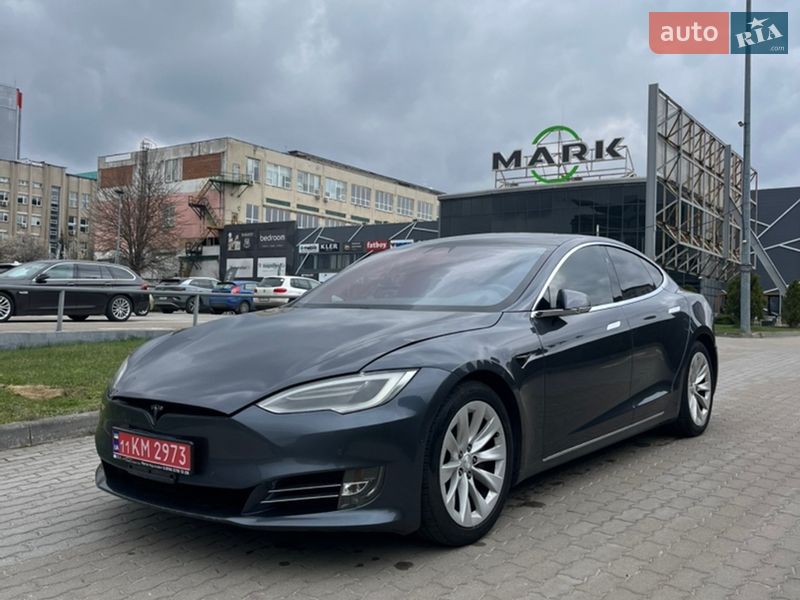 Лифтбек Tesla Model S 2017 в Львове