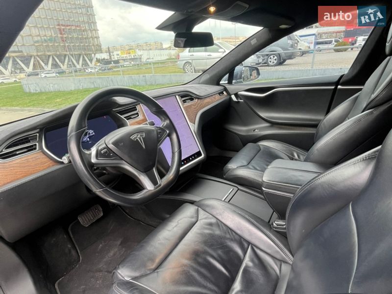 Лифтбек Tesla Model S 2017 в Львове