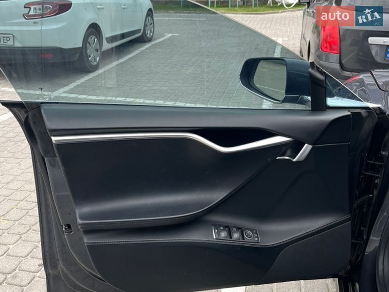 Лифтбек Tesla Model S 2017 в Львове