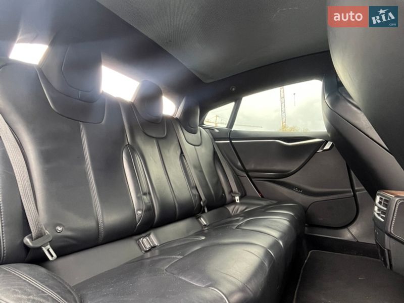 Лифтбек Tesla Model S 2017 в Львове