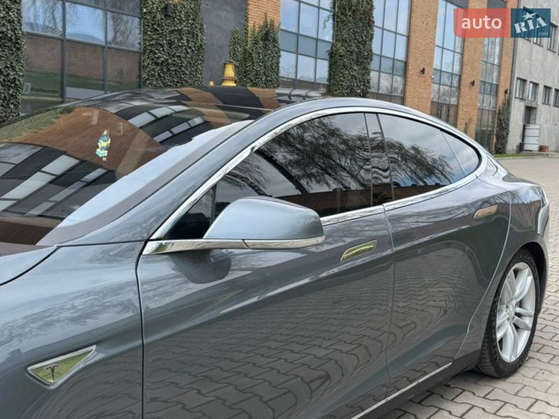 Ліфтбек Tesla Model S 2014 в Чернівцях