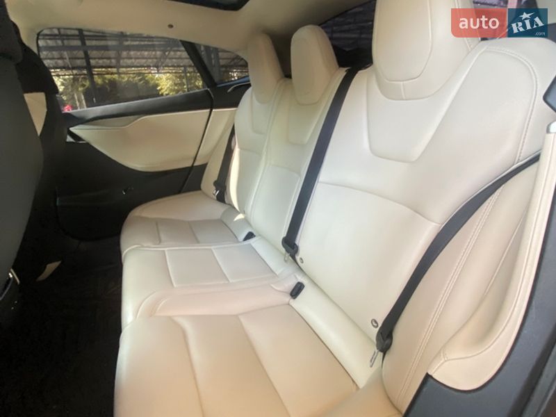 Лифтбек Tesla Model S 2017 в Кременчуге