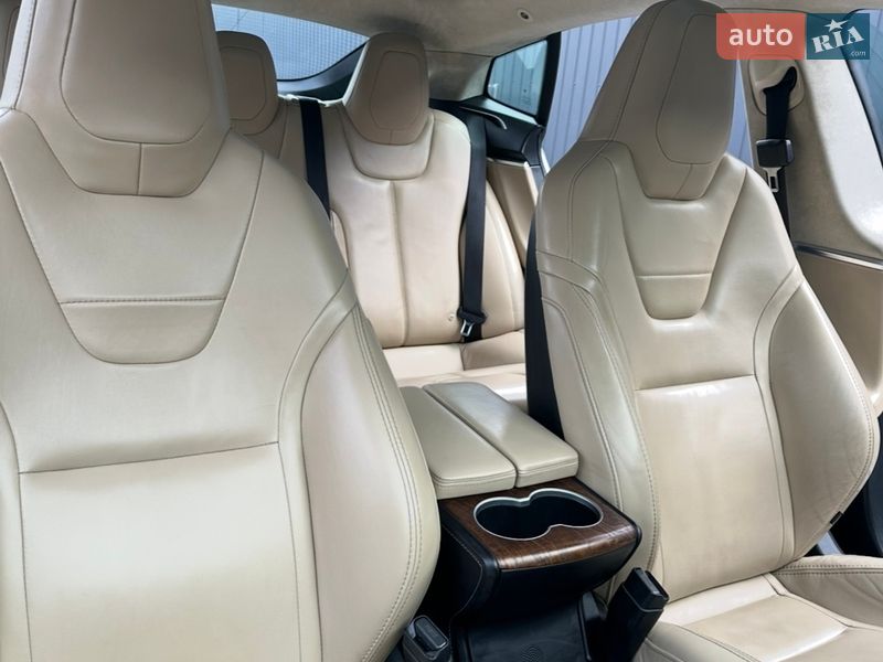 Лифтбек Tesla Model S 2016 в Ивано-Франковске