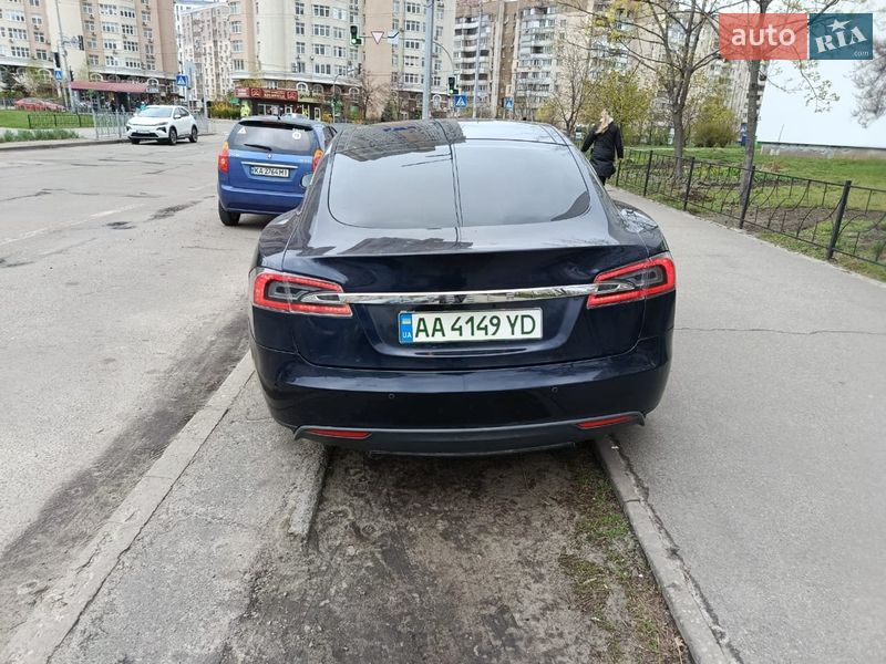 Лифтбек Tesla Model S 2015 в Киеве