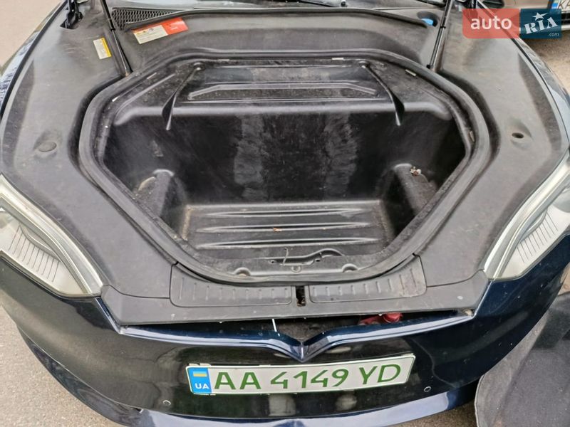 Лифтбек Tesla Model S 2015 в Киеве