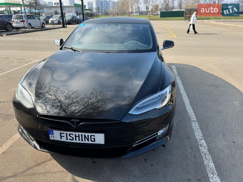 Лифтбек Tesla Model S 2016 в Киеве