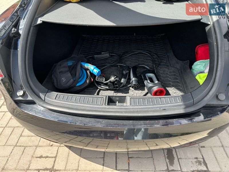 Лифтбек Tesla Model S 2017 в Киеве
