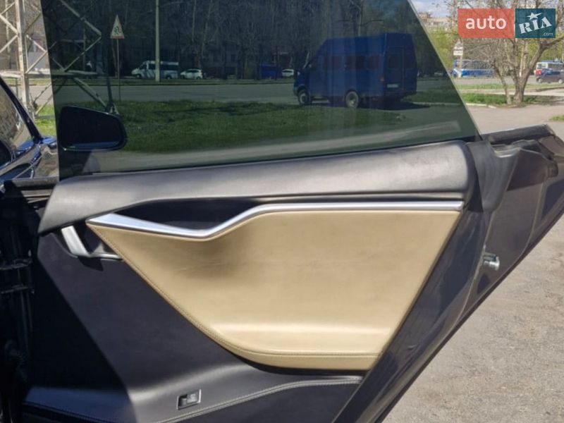 Лифтбек Tesla Model S 2016 в Николаеве