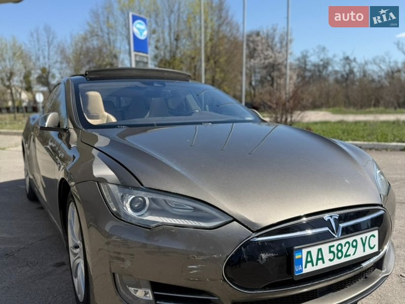 Лифтбек Tesla Model S 2015 в Каневе