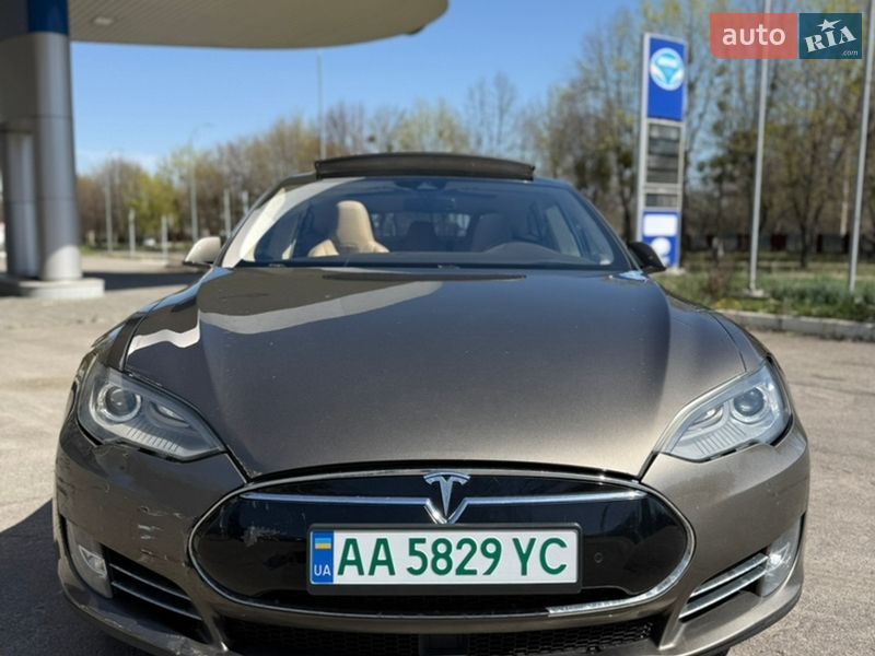 Лифтбек Tesla Model S 2015 в Каневе