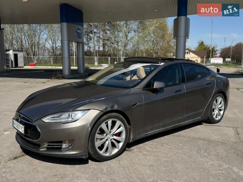 Лифтбек Tesla Model S 2015 в Каневе