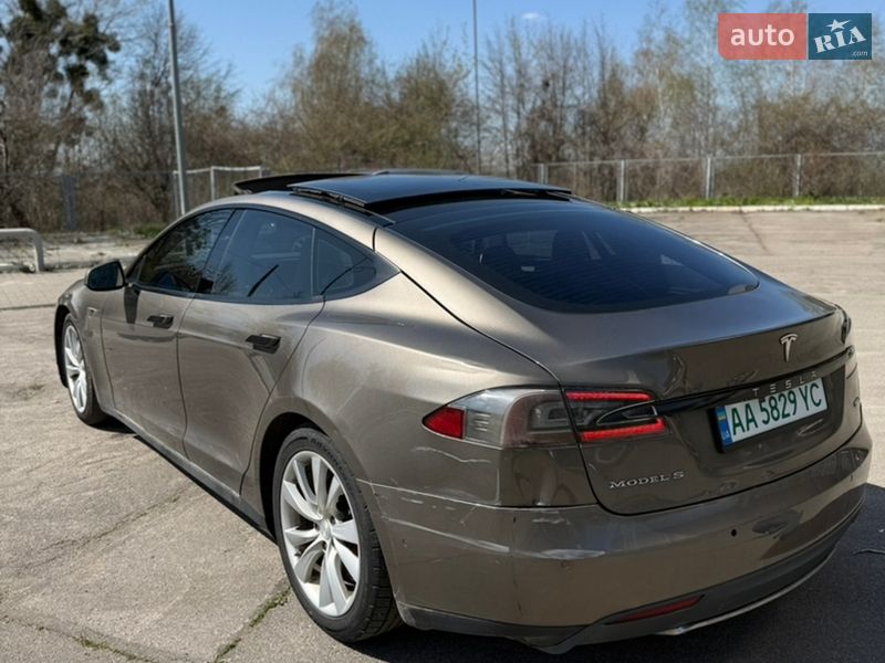 Лифтбек Tesla Model S 2015 в Каневе