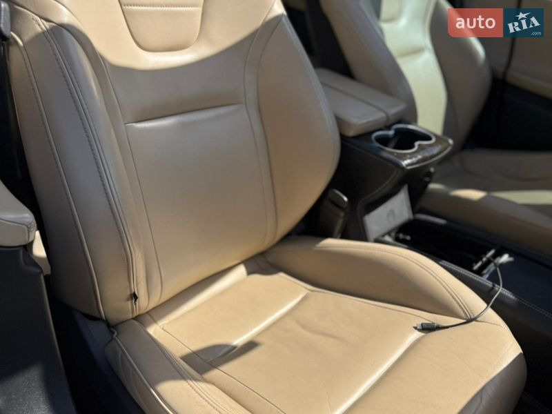 Лифтбек Tesla Model S 2015 в Каневе