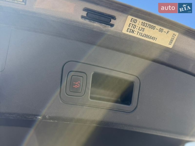 Лифтбек Tesla Model S 2015 в Каневе