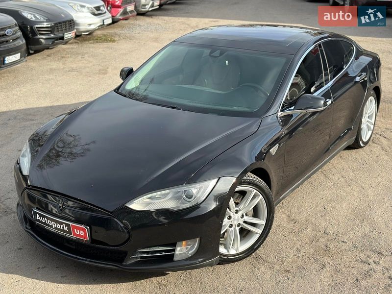 Лифтбек Tesla Model S 2015 в Виннице