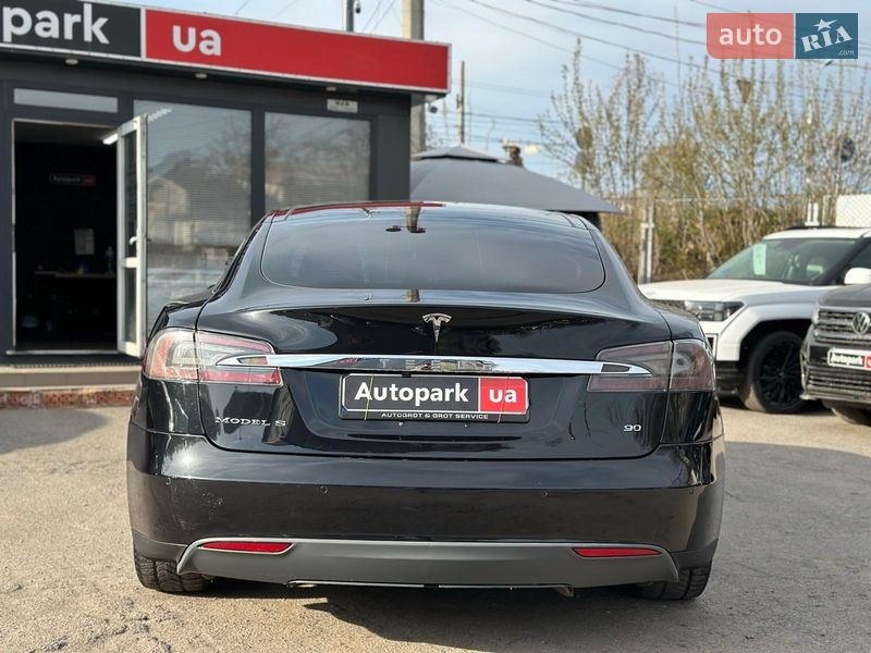Лифтбек Tesla Model S 2015 в Виннице