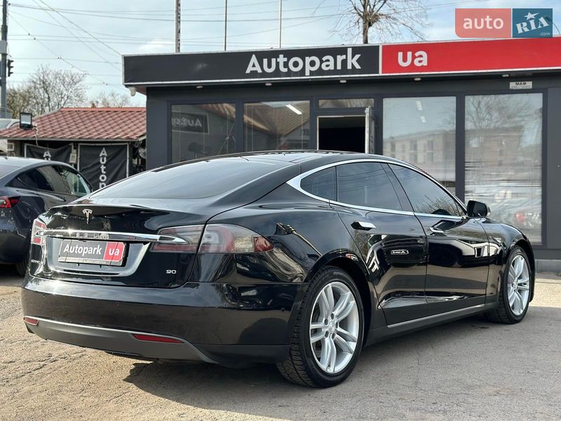 Лифтбек Tesla Model S 2015 в Виннице