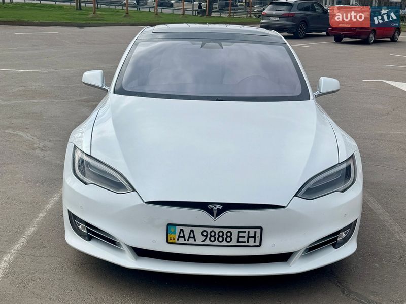 Лифтбек Tesla Model S 2017 в Киеве