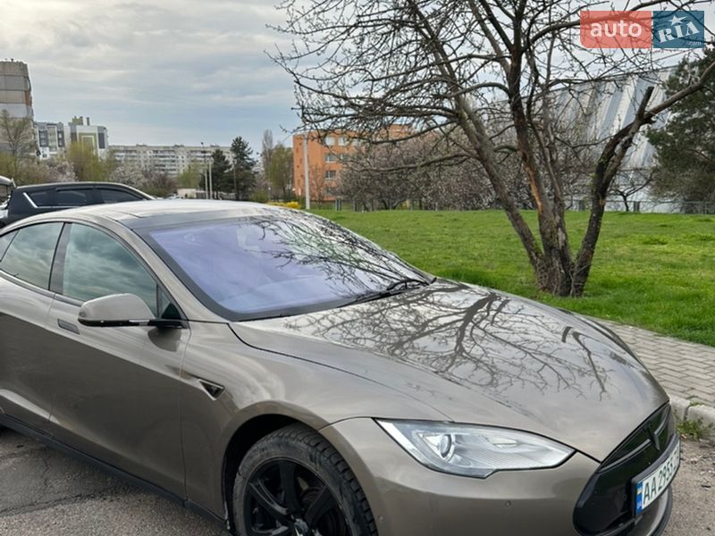 Tesla Model S 2015