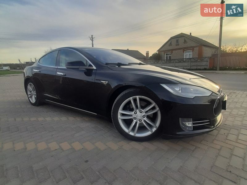 Ліфтбек Tesla Model S 2015 в Іллінцях