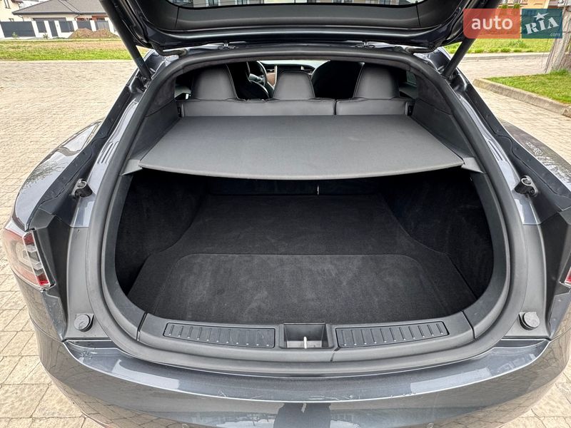 Лифтбек Tesla Model S 2018 в Ровно