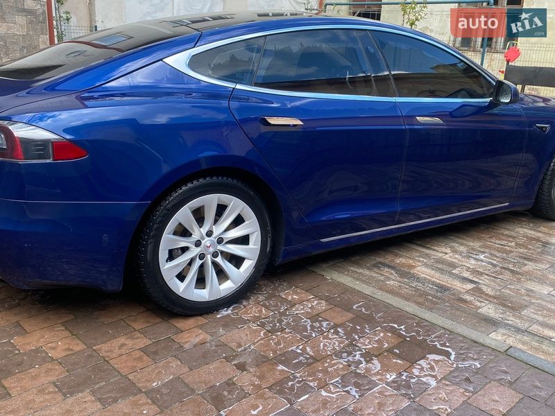 Лифтбек Tesla Model S 2016 в Львове