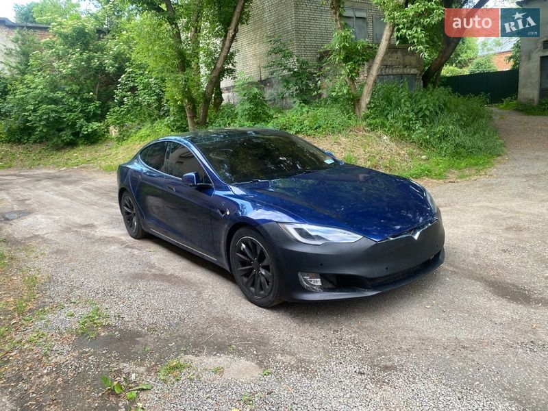 Лифтбек Tesla Model S 2016 в Львове
