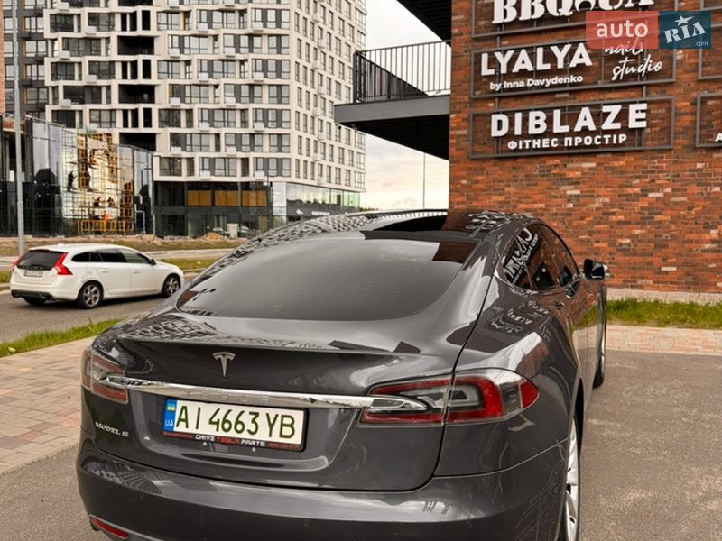 Ліфтбек Tesla Model S 2015 в Києві