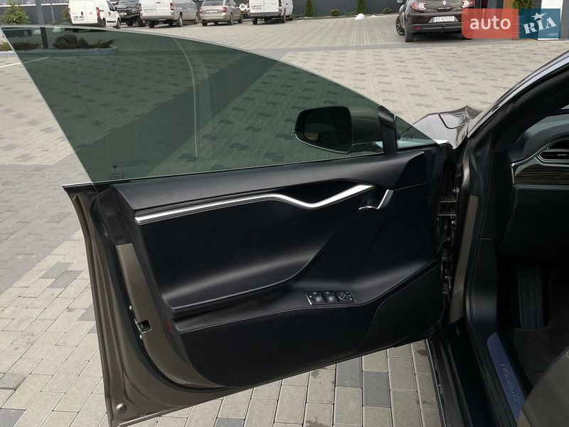 Лифтбек Tesla Model S 2016 в Ужгороде