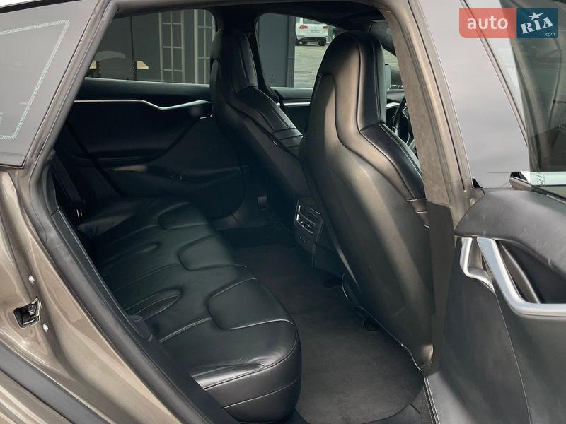 Лифтбек Tesla Model S 2016 в Ужгороде