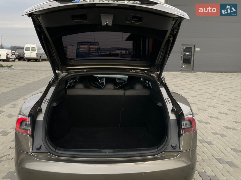 Лифтбек Tesla Model S 2016 в Ужгороде