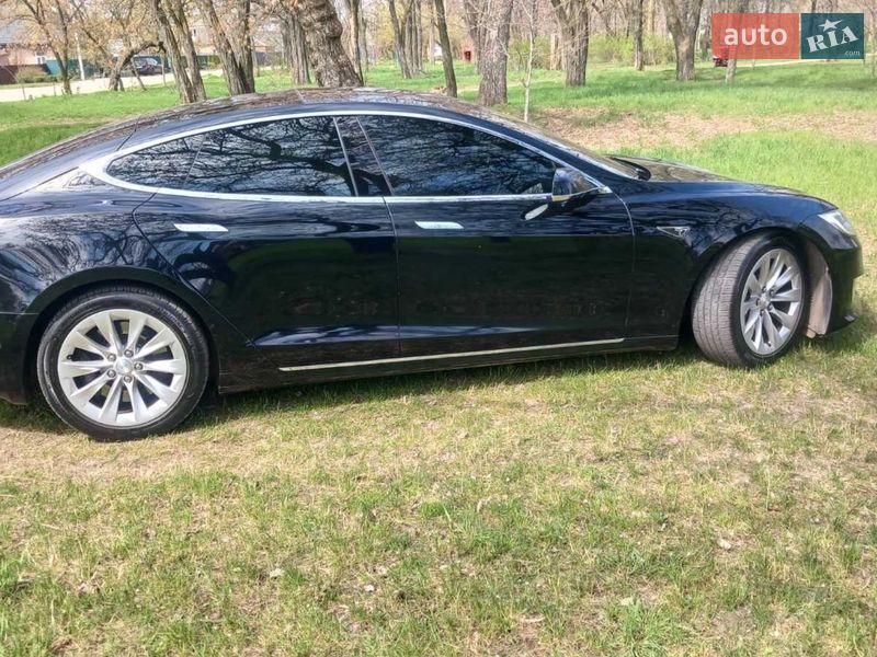 Лифтбек Tesla Model S 2016 в Кропивницком