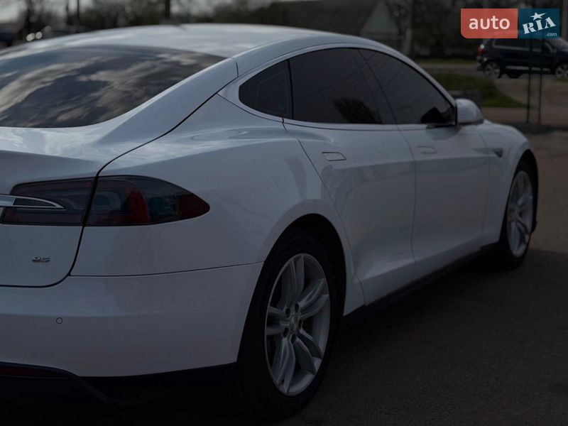 Лифтбек Tesla Model S 2014 в Житомире