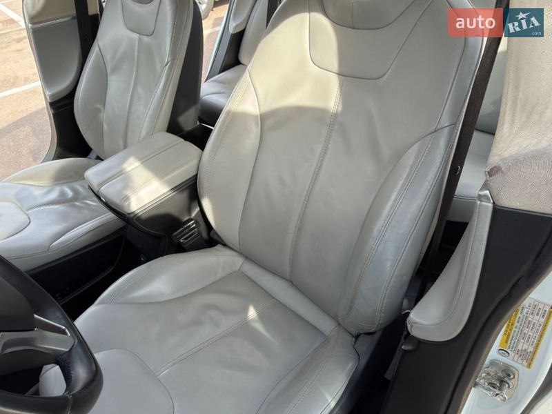 Лифтбек Tesla Model S 2014 в Житомире