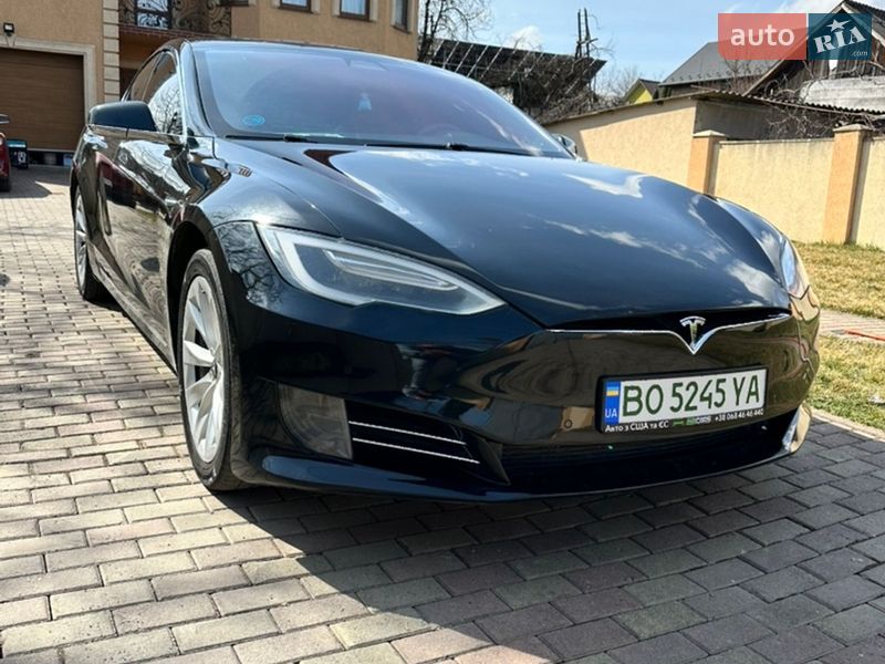 Лифтбек Tesla Model S 2017 в Черновцах
