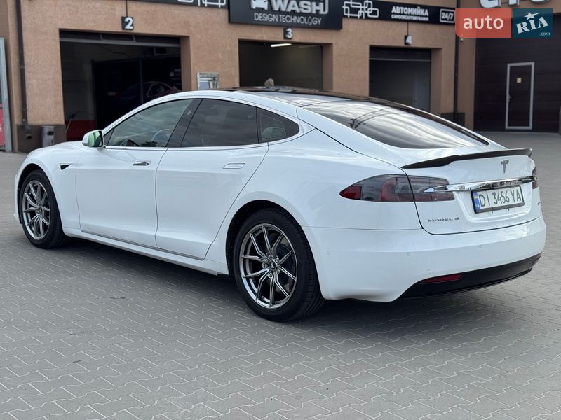 Лифтбек Tesla Model S 2016 в Буче