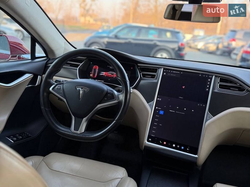 Лифтбек Tesla Model S 2017 в Львове