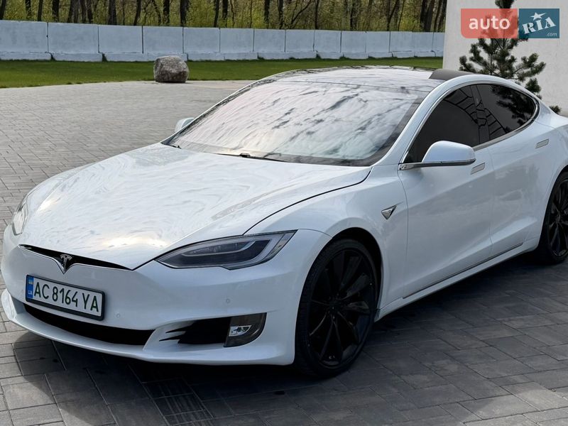 Лифтбек Tesla Model S 2017 в Луцке