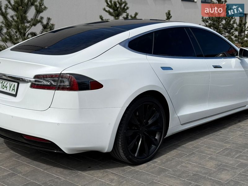 Лифтбек Tesla Model S 2017 в Луцке