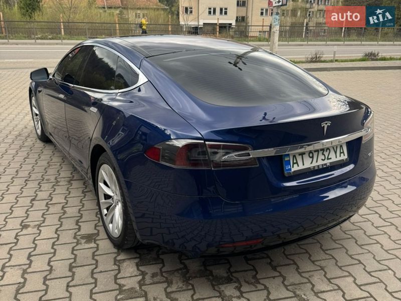 Ліфтбек Tesla Model S 2017 в Івано-Франківську