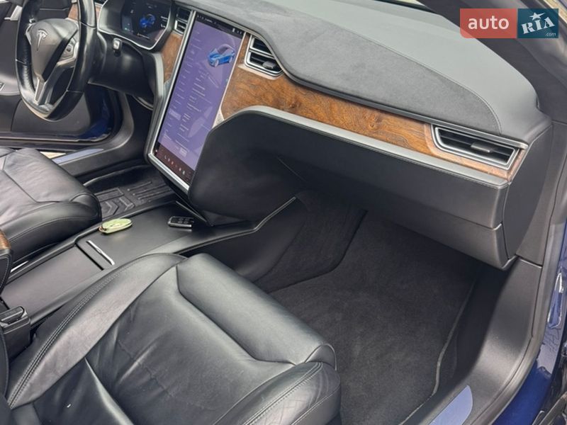 Ліфтбек Tesla Model S 2017 в Івано-Франківську