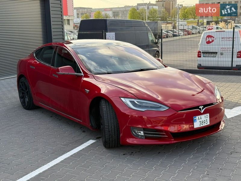 Лифтбек Tesla Model S 2018 в Киеве