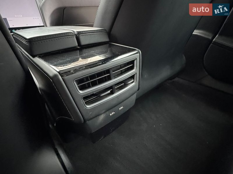 Лифтбек Tesla Model S 2018 в Киеве