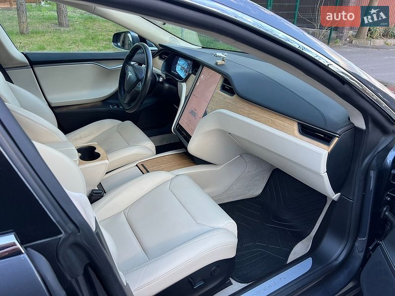 Лифтбек Tesla Model S 2018 в Киеве