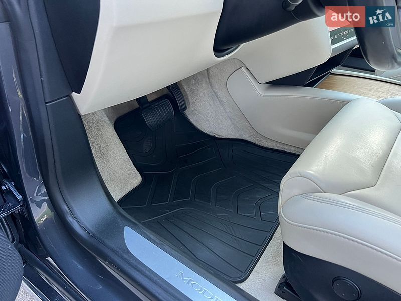 Лифтбек Tesla Model S 2018 в Киеве