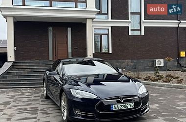 Ліфтбек Tesla Model S 2015 в Умані